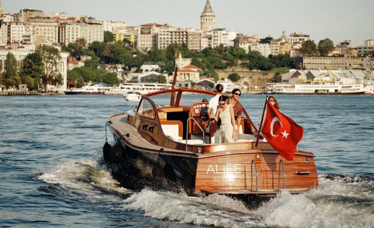 Aliée Istanbul Sail the Bosphorus with Aliée